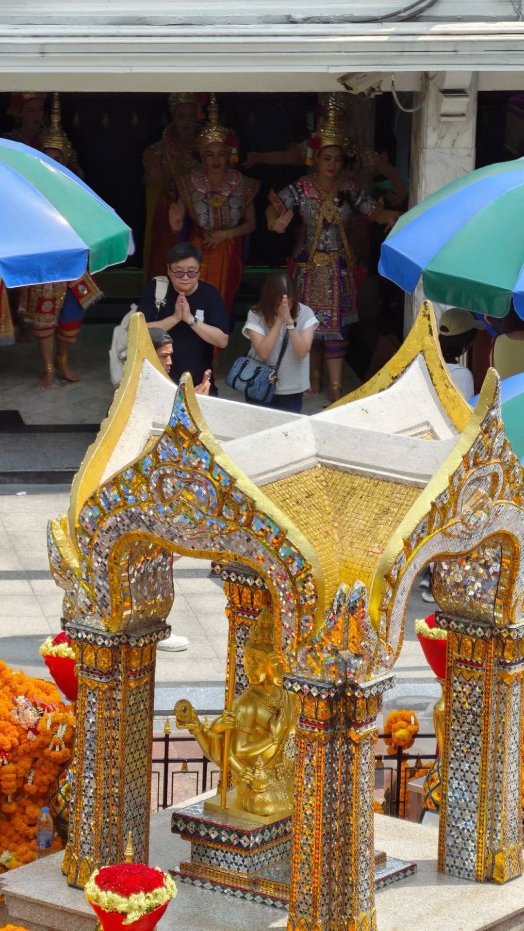 曼谷金色神龛和祭品