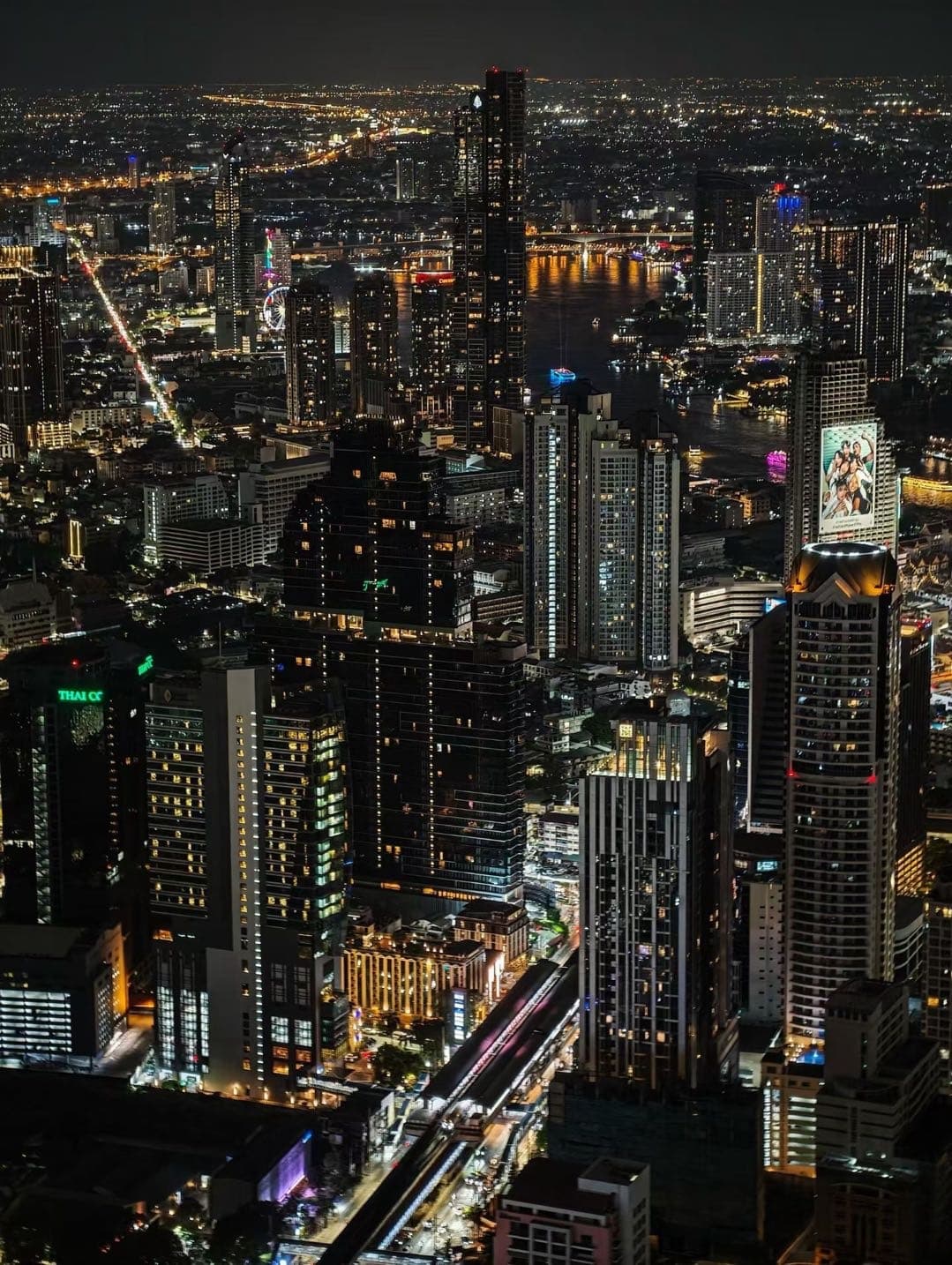 曼谷夜景高楼和城市灯光