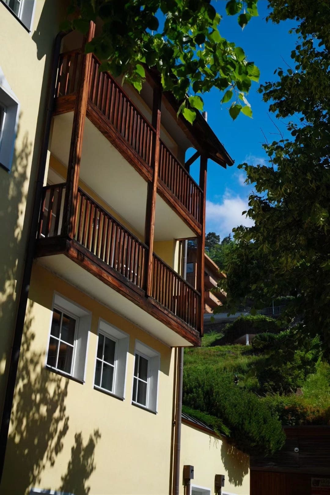 阳光下的山村木屋外墙和阳台