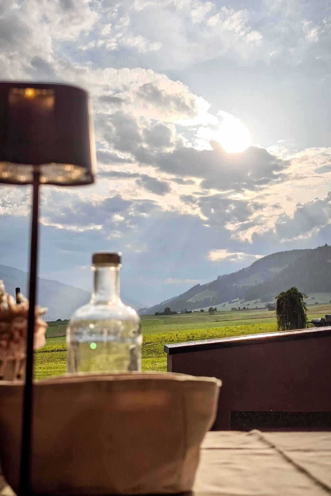 露台上看夕阳和山谷