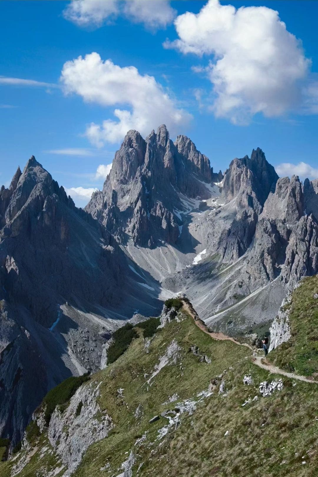 三峰山岩壁和草坡上的徒步路