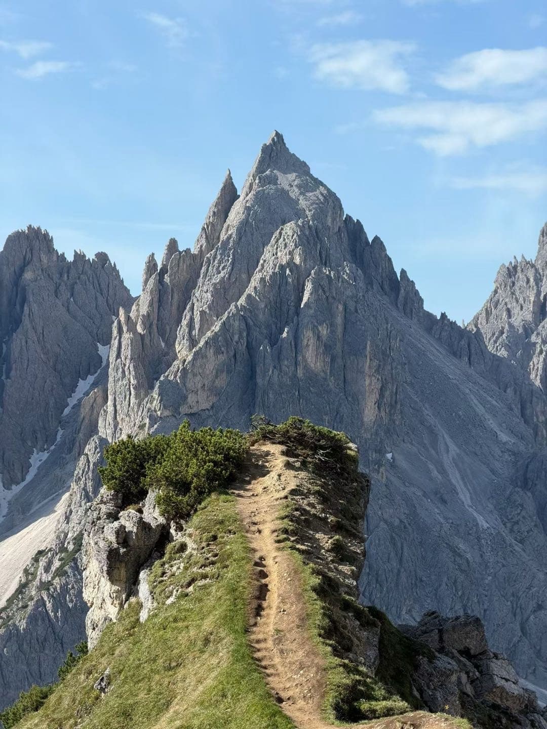 尖锐岩峰前的山脊小路