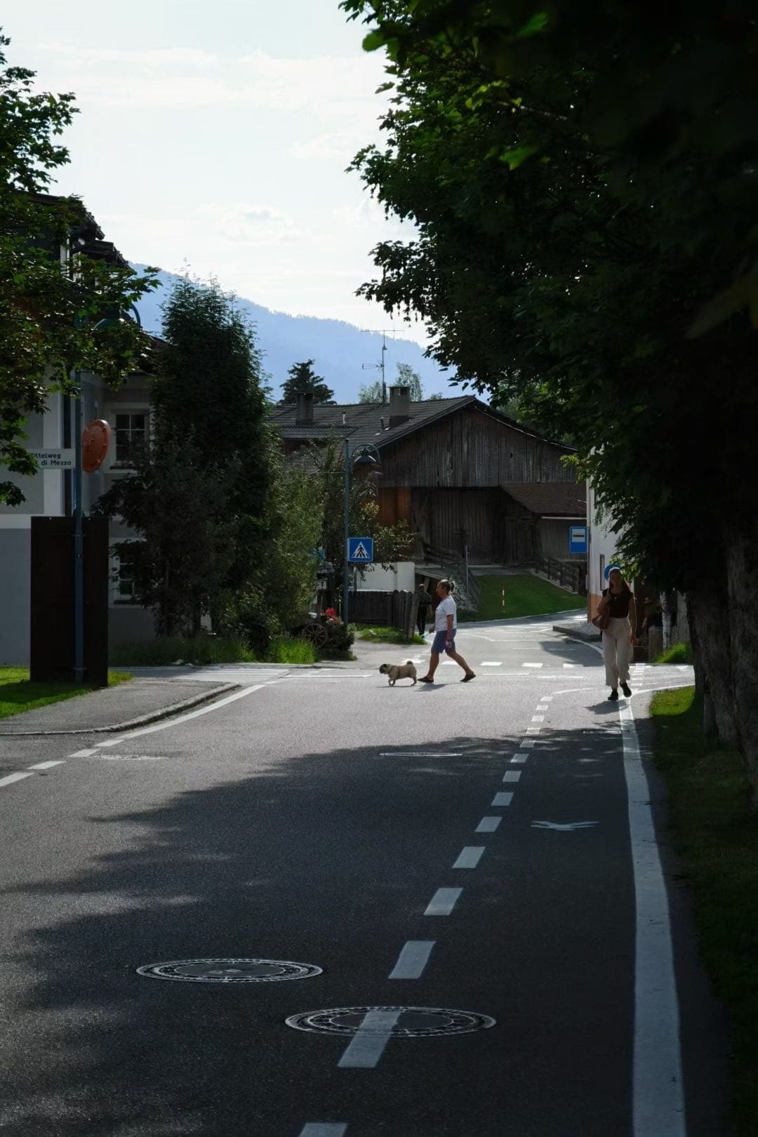 多洛米蒂山谷村路和行人