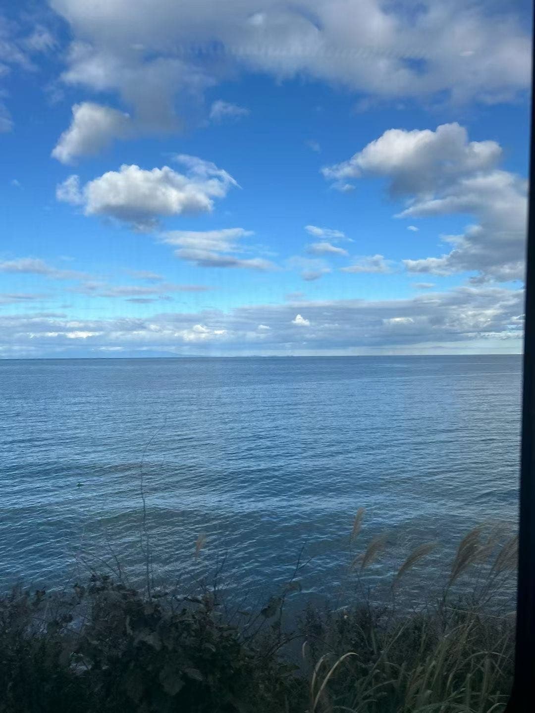 函馆海岸边的蓝色海面与白云