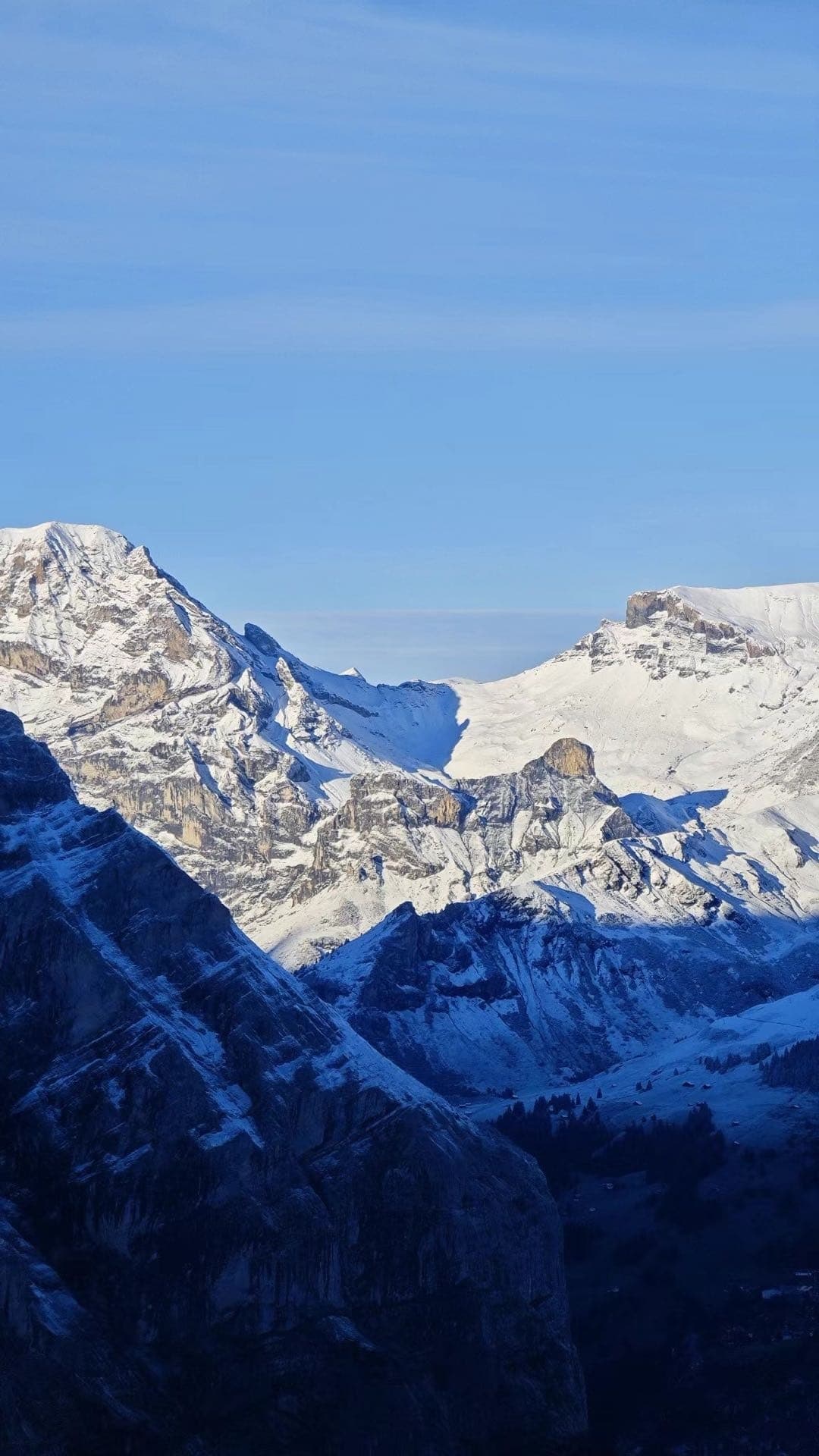 伯尔尼高地山谷上方的雪峰，前景处在阴影中