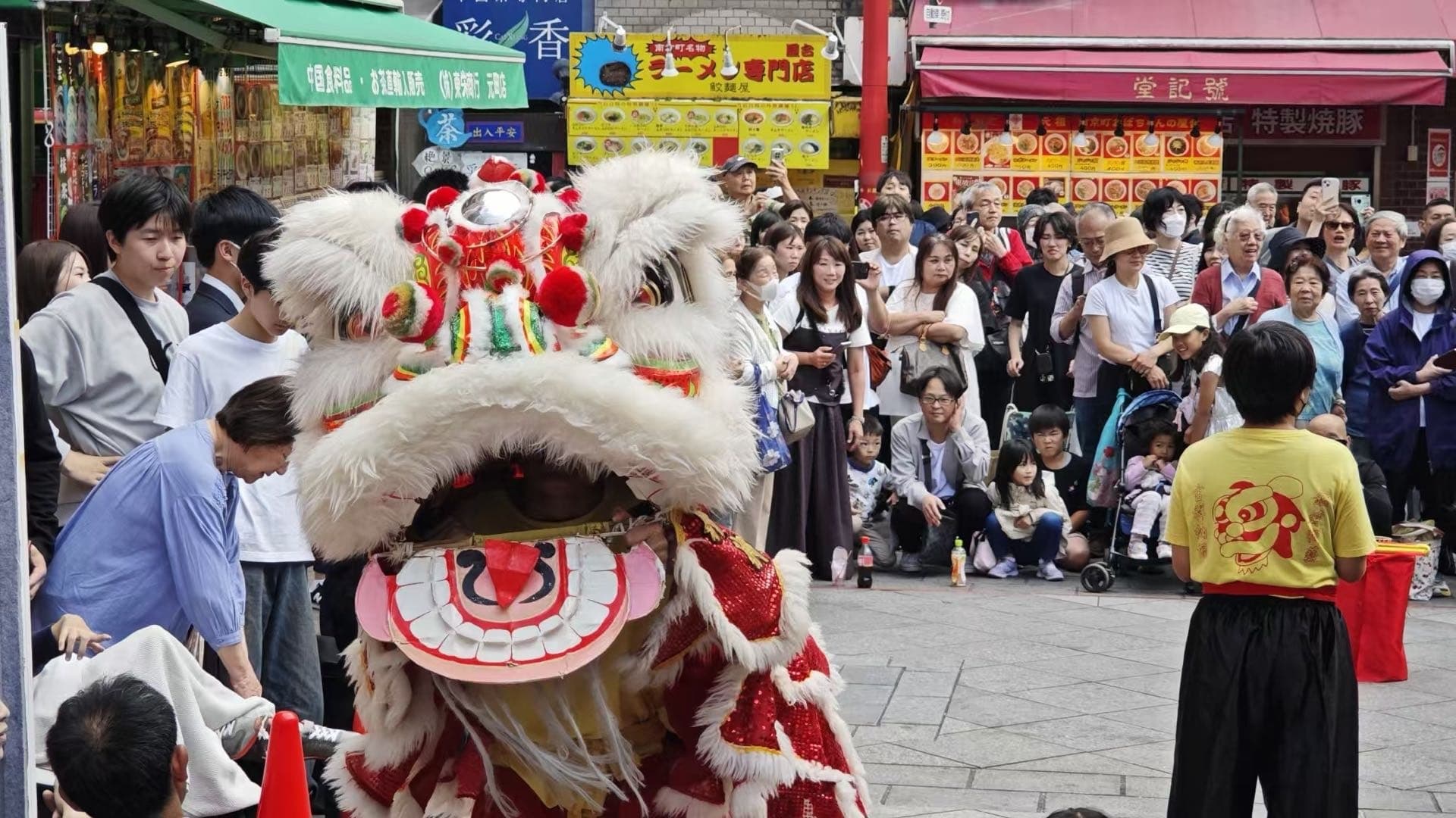神户南京町街头舞狮表演和围观人群