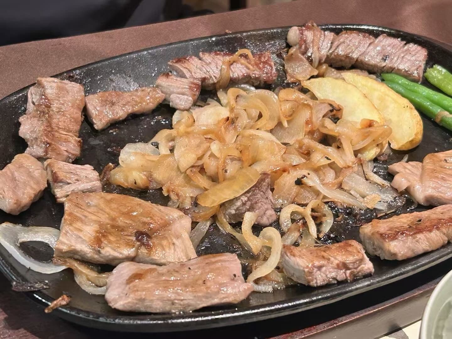 铁板上的神户牛肉片和洋葱