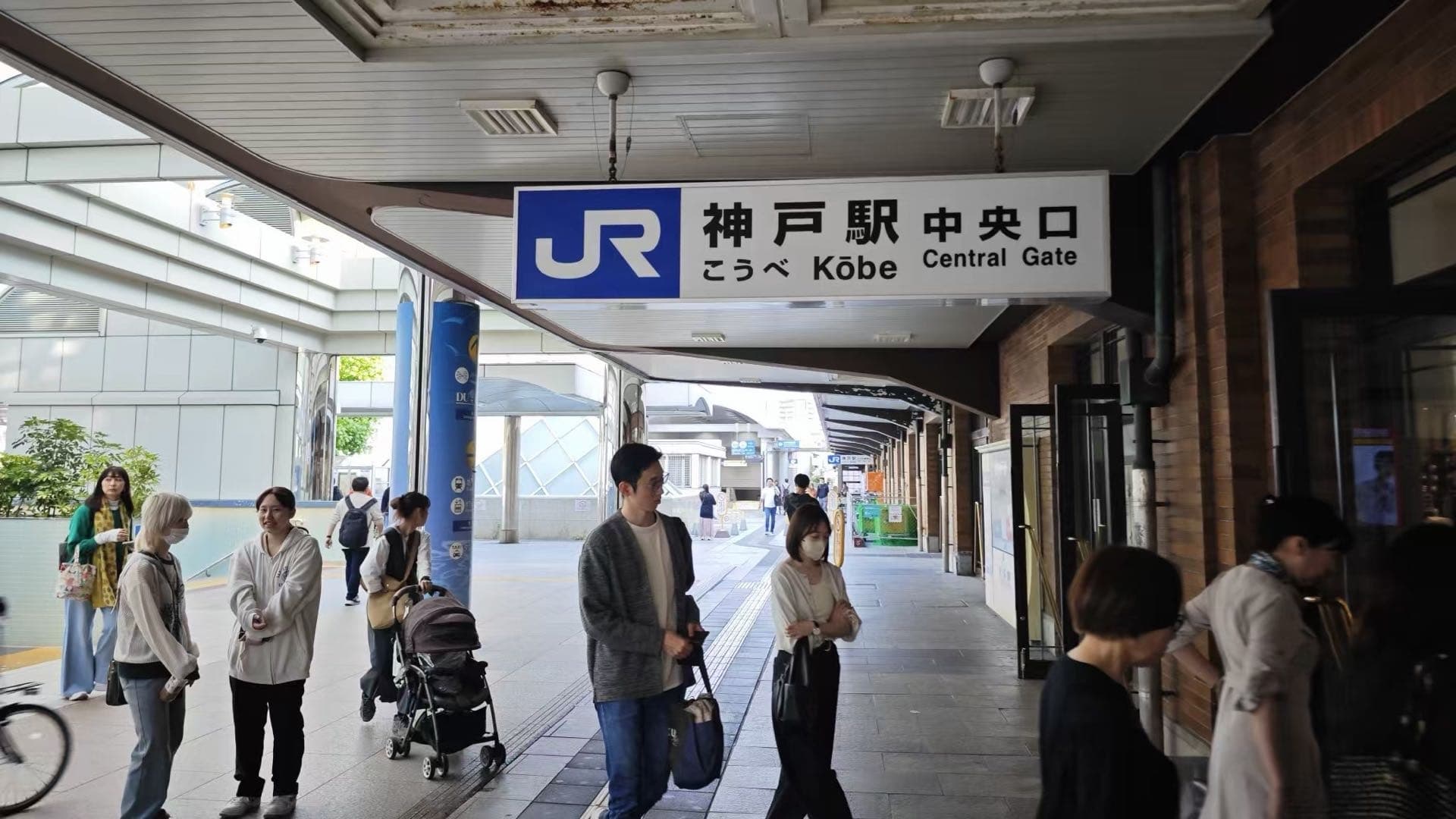 JR 神户站中央口标识和候车人群