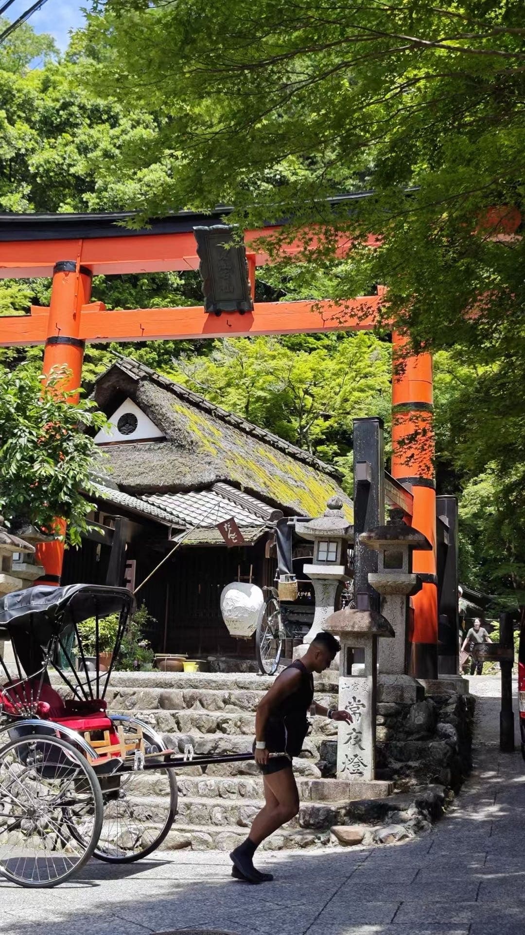 京都街口的朱红鸟居和行人