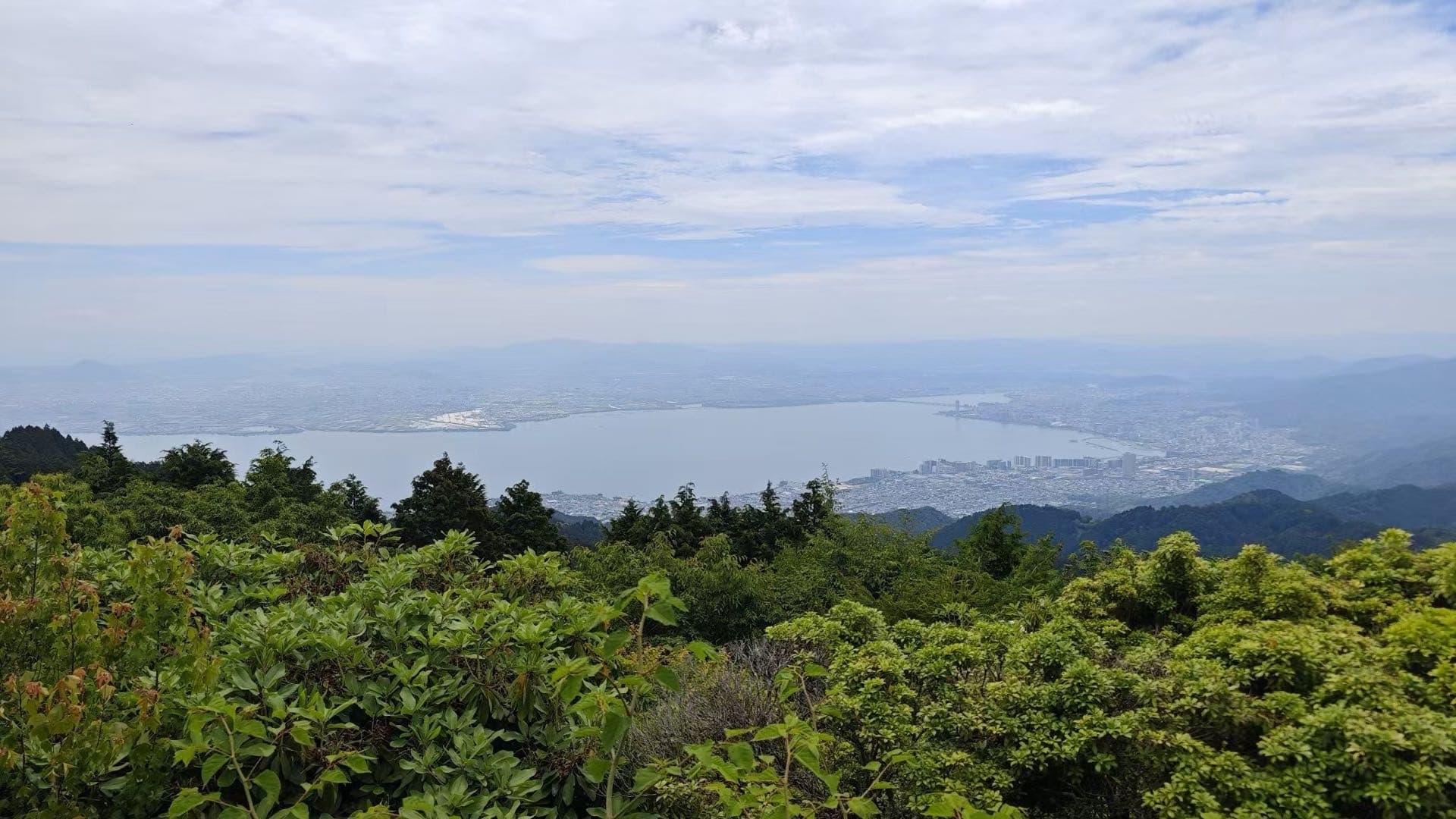 从山顶远眺琵琶湖与绿色山坡