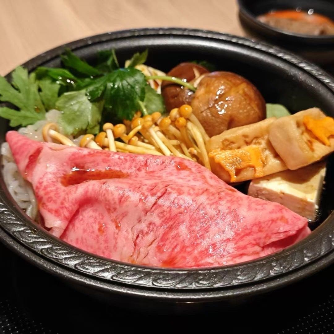 一碗带牛肉片和蔬菜的热食