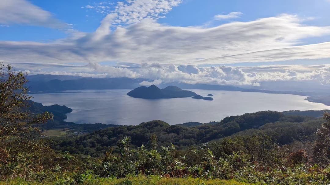 从高处俯瞰洞爷湖与湖中岛影