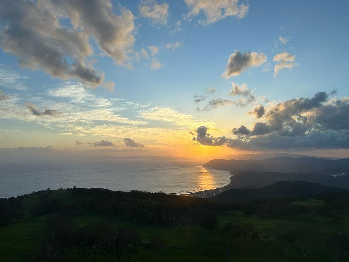 夕阳落在洞爷湖方向的水面与山线之间