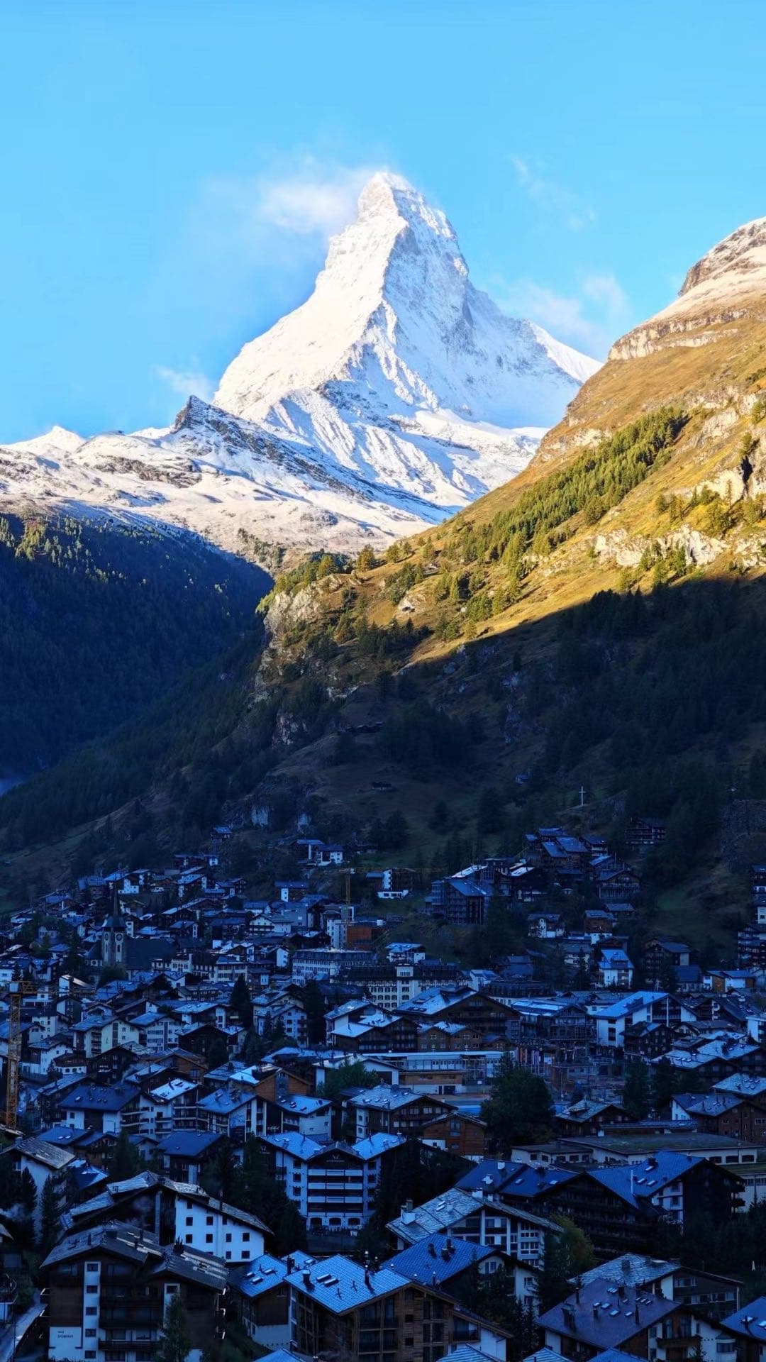 采尔马特小镇上方的马特洪峰，山谷仍在阴影中