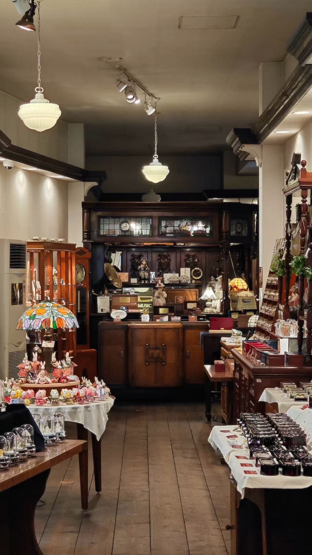 小樽旧店内的木柜、灯具和伴手礼