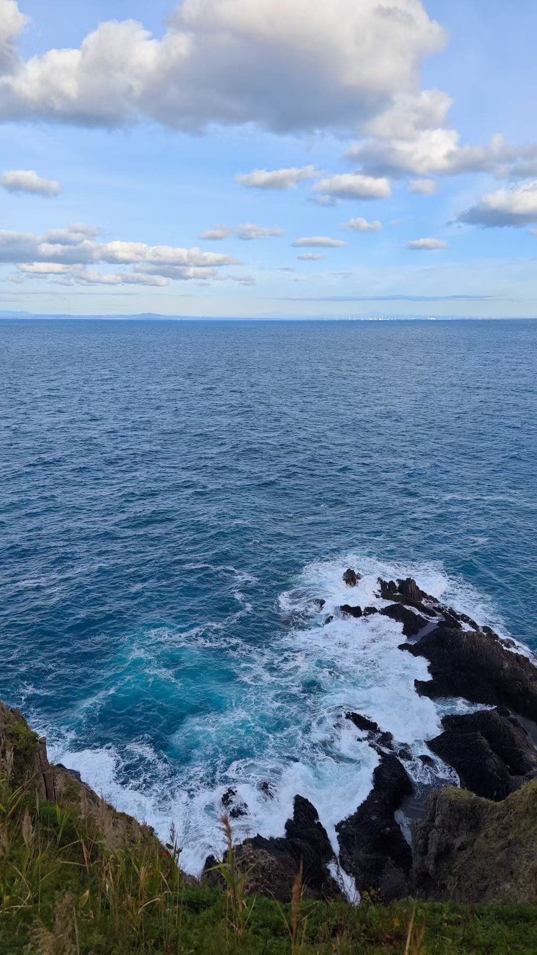 小樽海岸下方的岩石与蓝色海水