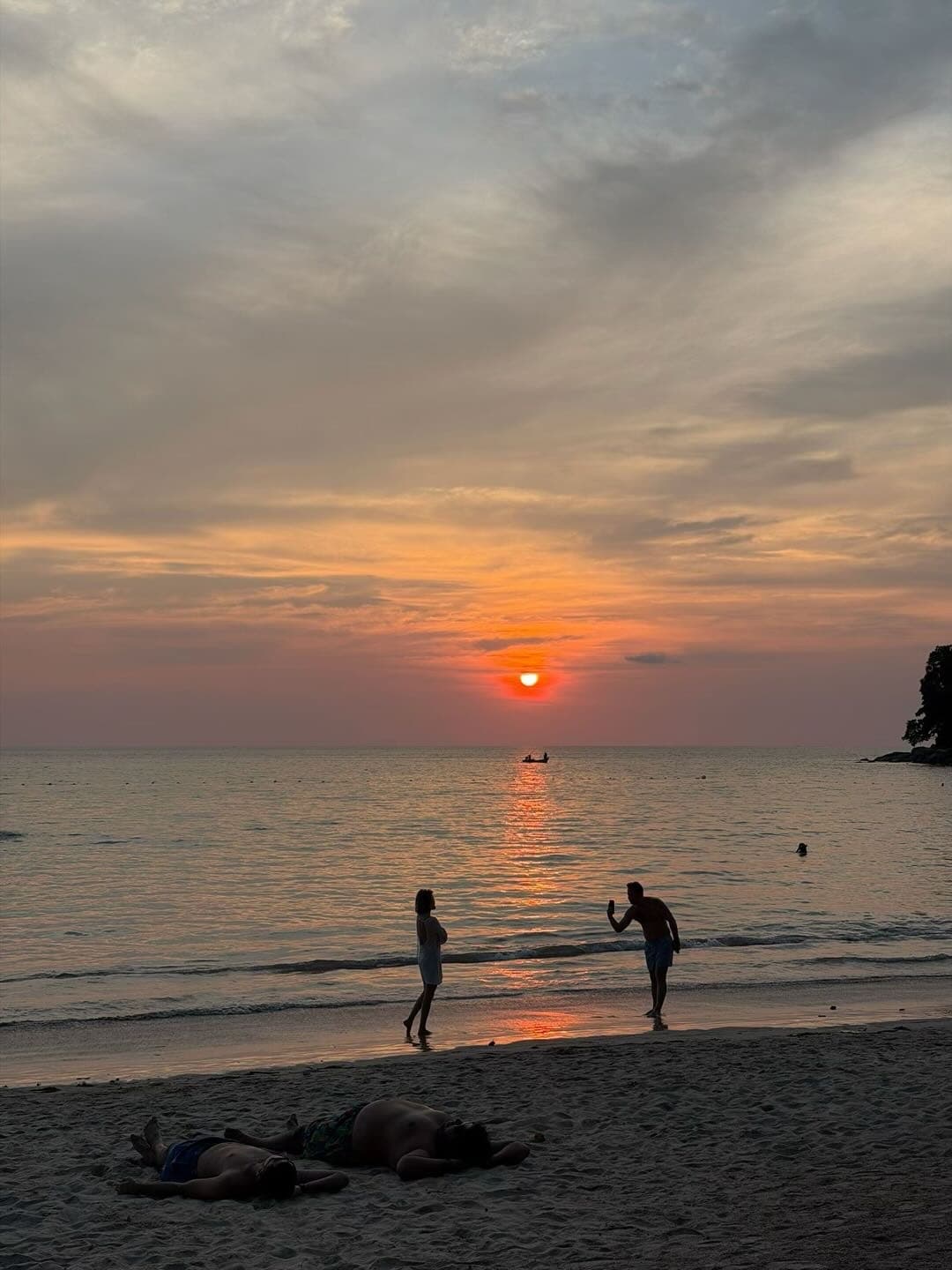 普吉岛日落时分的沙滩和海面