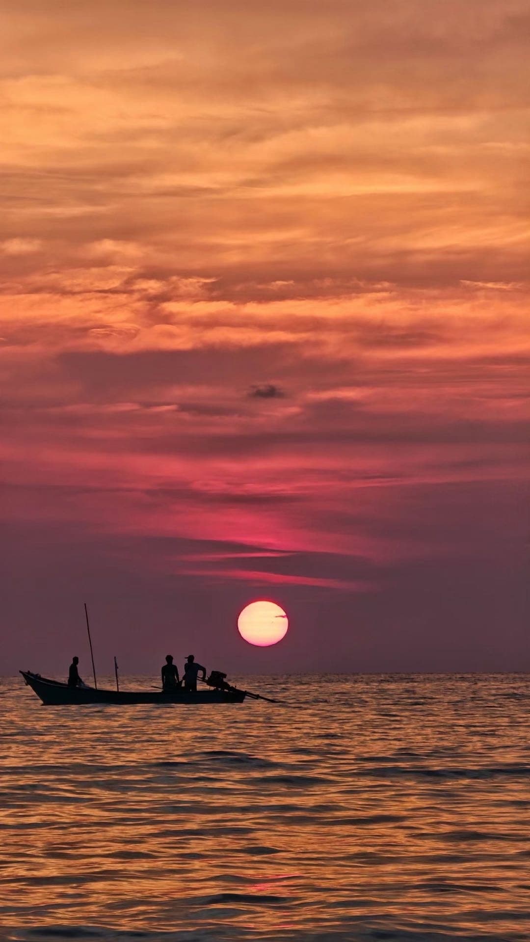 普吉岛夕阳前的长尾船剪影