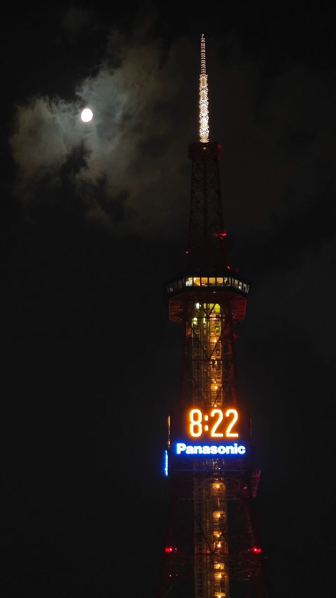 夜色中的札幌电视塔与月亮