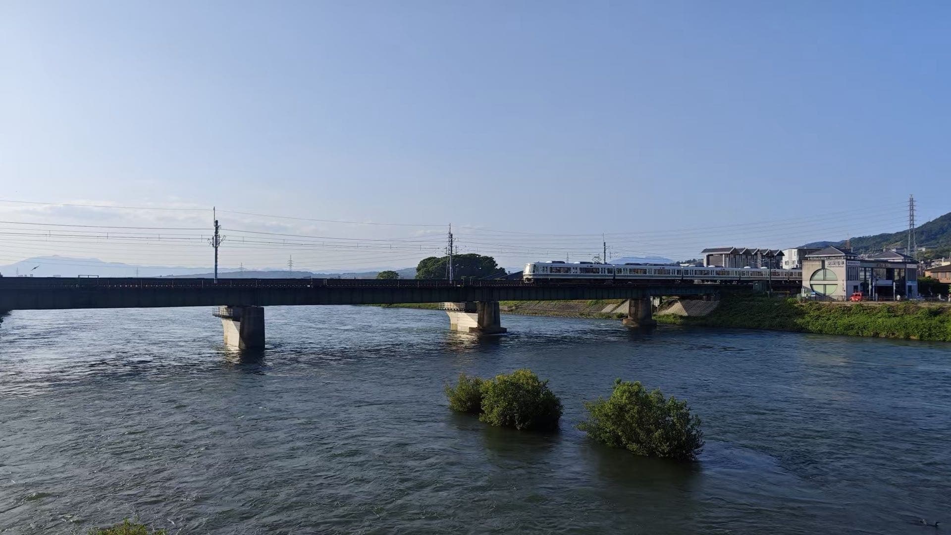 宇治川上的桥与两岸建筑