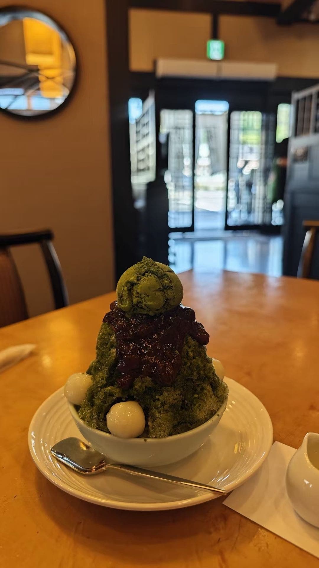 宇治室内桌上的抹茶刨冰甜品