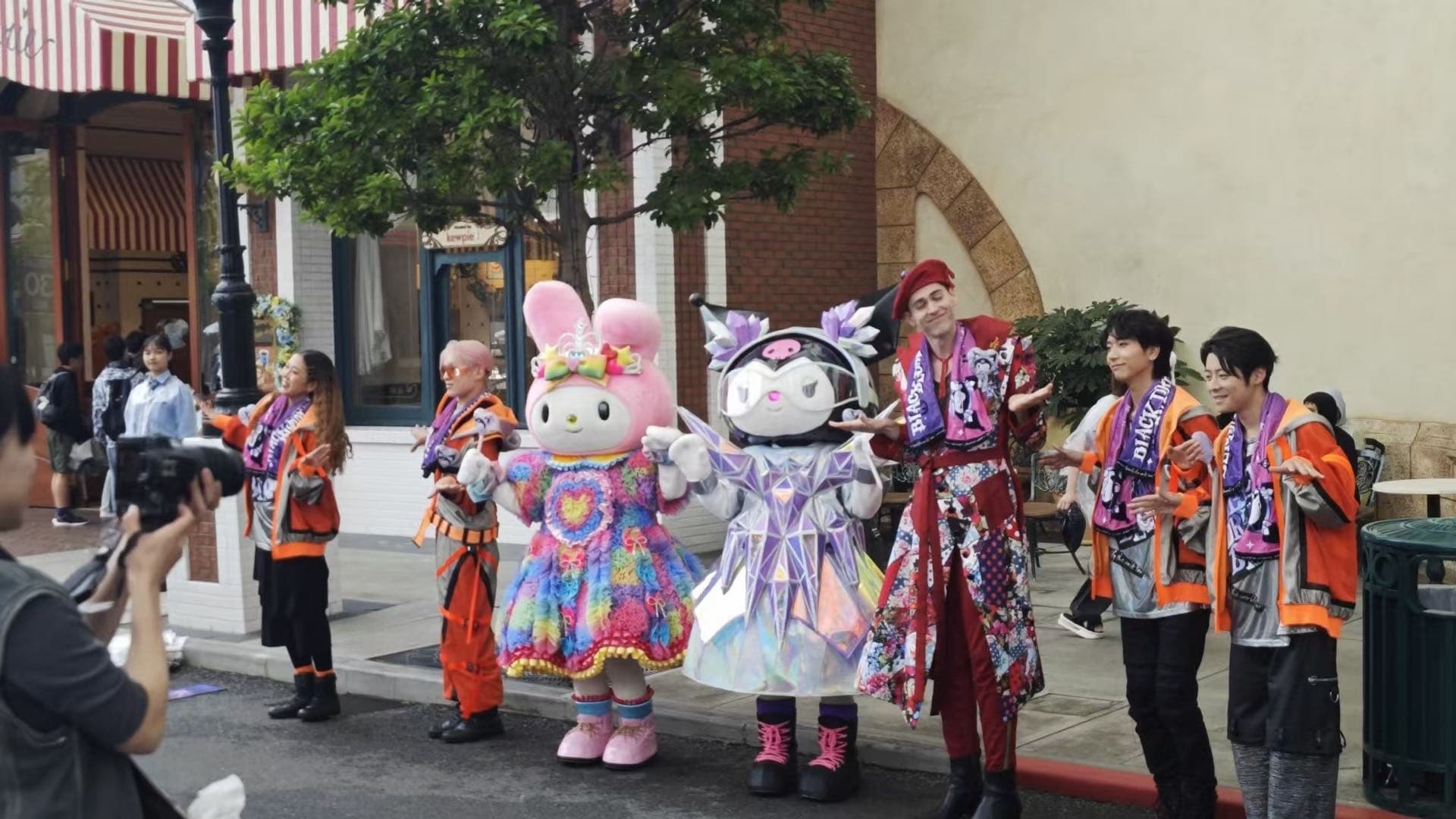 大阪环球影城街头角色演出队伍和观众